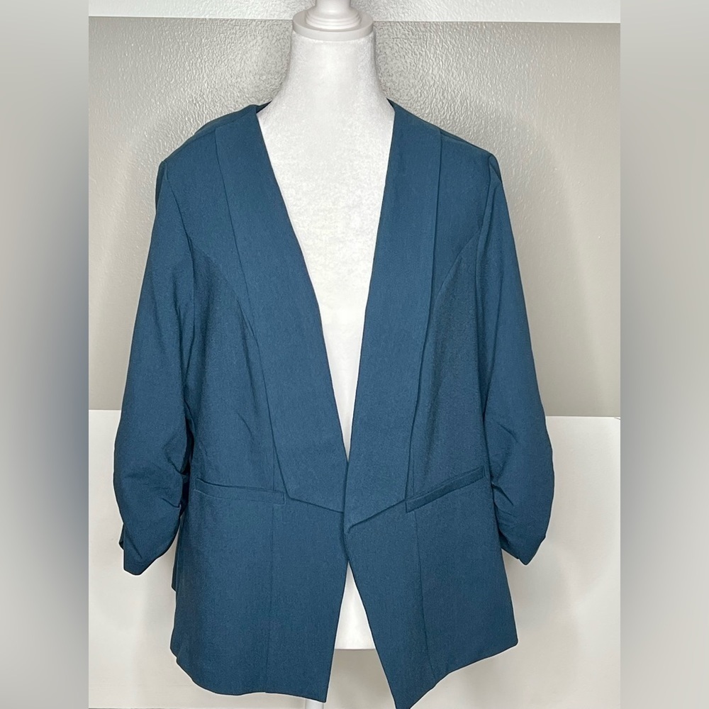 𝅺nwt! Torrid 4 Blue Wing Teal Crepe Blazer- Size 1